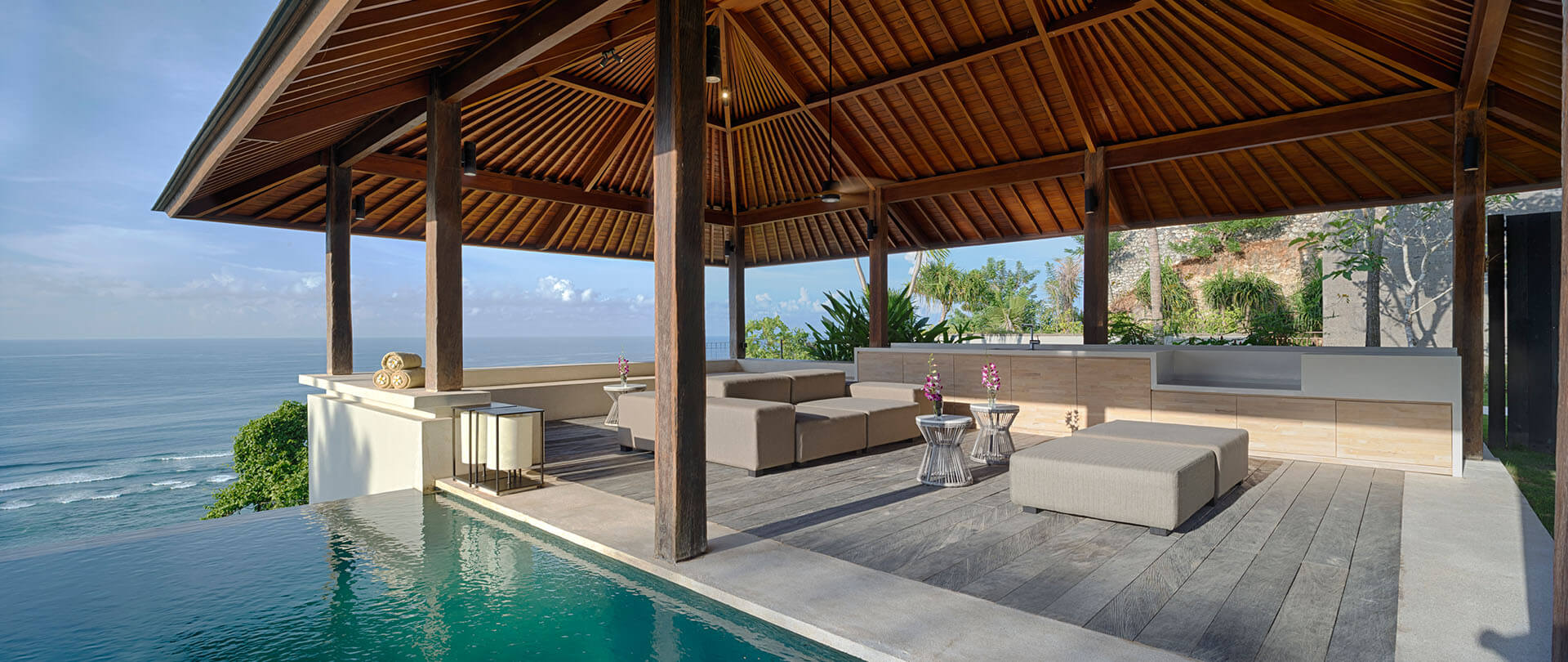 Sohamsa Estate - Villa Soham - Poolside entertaining bale