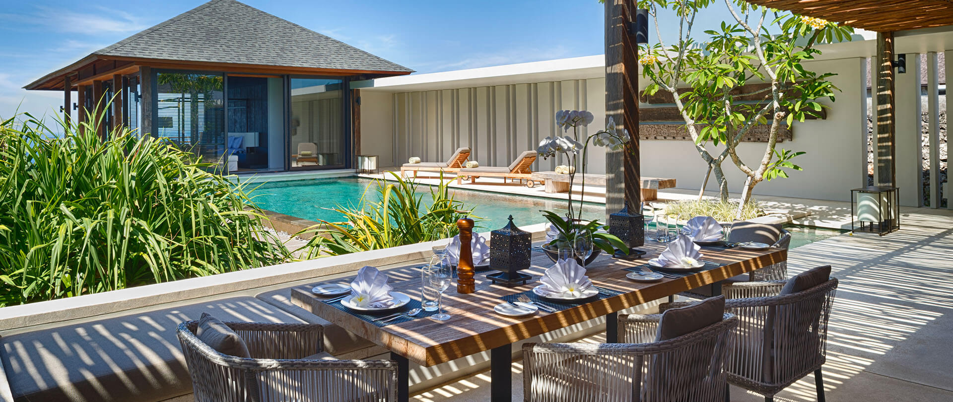 Sohamsa Estate - Villa Hamsa - Outdoor dining with a view